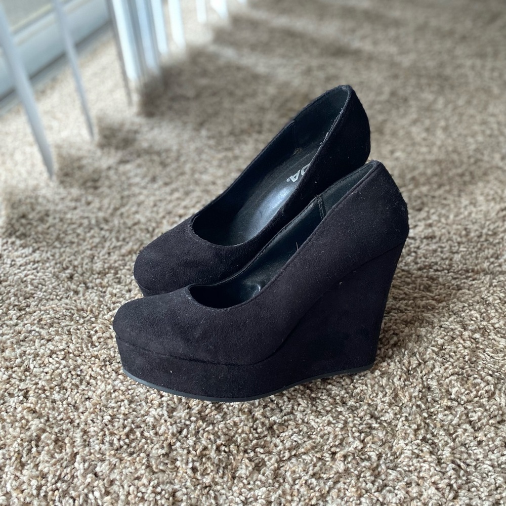 Black wedges